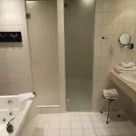 Otel Le Cinq Hyper - Centre Chambéry